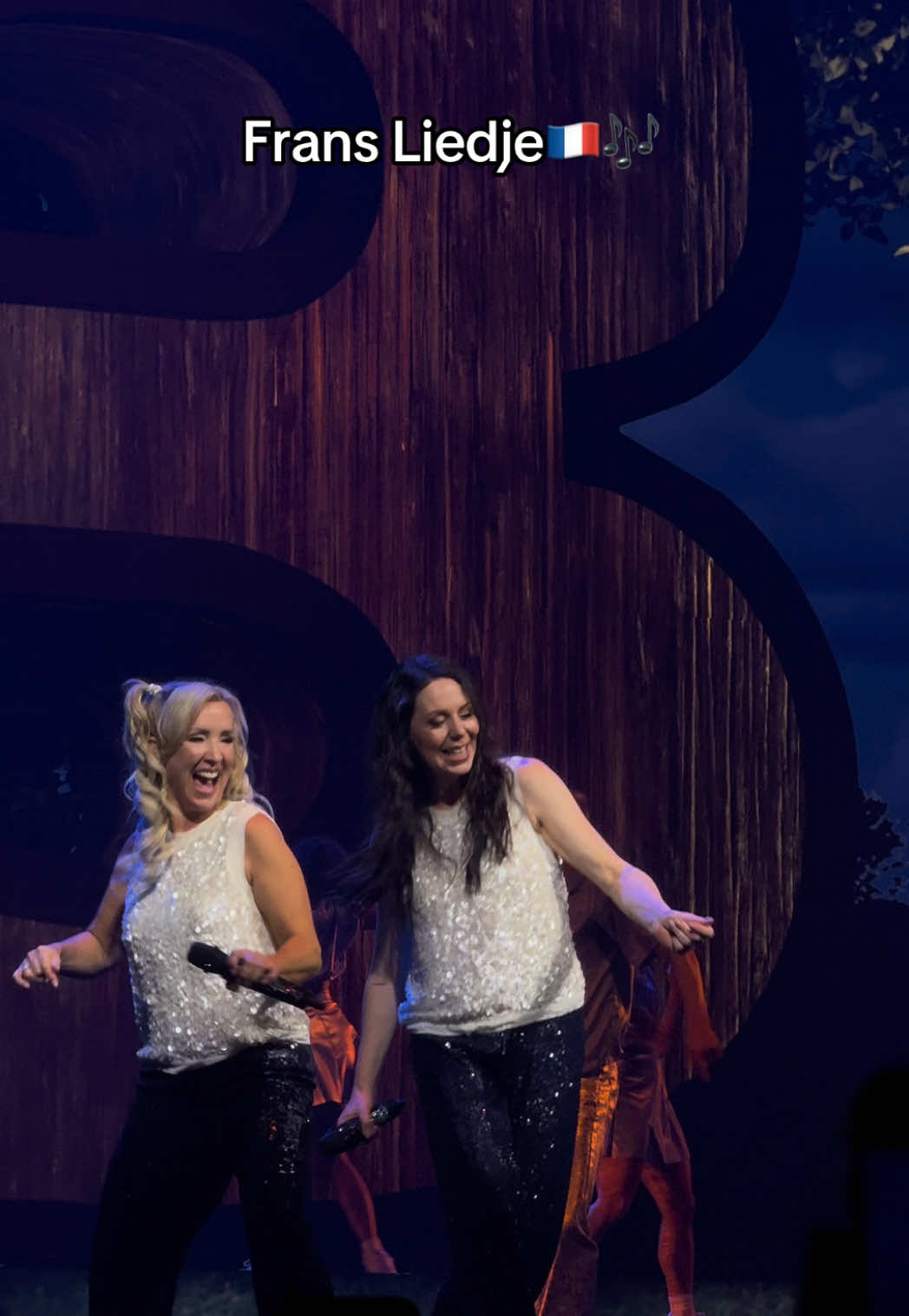 Kristel en Kathleen voelde de vibe helemaal volgensmij!!😍 #k3 #k3originals #fransliedje #sportpaleis #foryou 