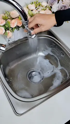 The kitchen faucet must be replaced with this kind of universal faucet, which is also a splash-proof booster faucet extender. The water spout is particularly delicate, and the edges and corners of the sink can be cleaned clean. It is also very fast to wash pots and dishes, and it also comes with an adapter #faucet #kitchen