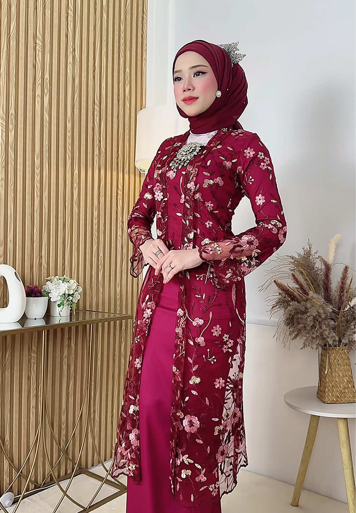 Yang suka gaya klasik tapi dalam masa sama nak nampak moden wajib grab Ratnadewi kebaya ni 🥰 #kebayamodern #kebaya #irisrafaelhq #kurunglace 