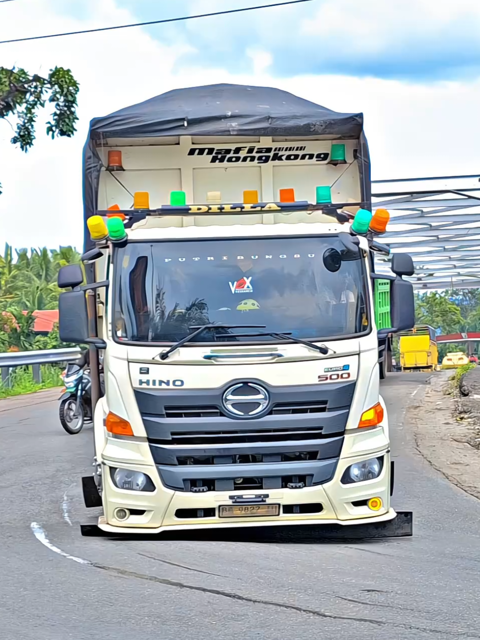 P U T R I B U N G S U  #putribungsu #hino500 #laguminanghits #trucksumbar #mafiahongkong  @harfanharfendi_  @pangkalanlighting  @_dilaaprilia  @rayolaksmi 