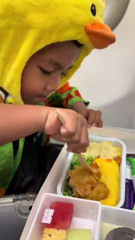 Tak spil makanan anak-anak selama aku di pesawat. Semoga yang komen segera bisa umroh juga kayak aku ya teman-temanku...!