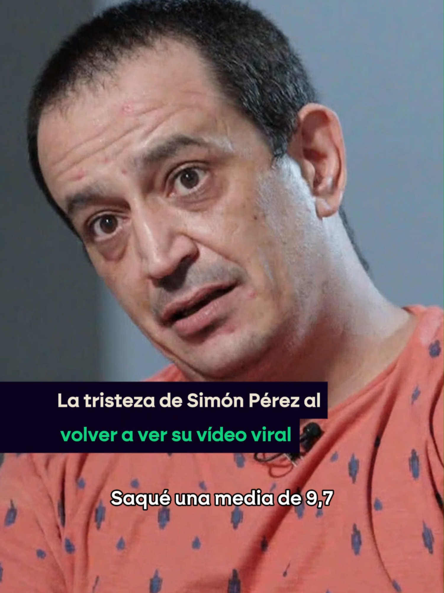 Simón Pérez se rompe al ver imágenes del vídeo viral que destrozó su carrera profesional En un momento de la entrevista, @equipoinvestigacion le muestra imágenes del famoso clip con Silvia Charro y él pide salir un momento a fumar: 