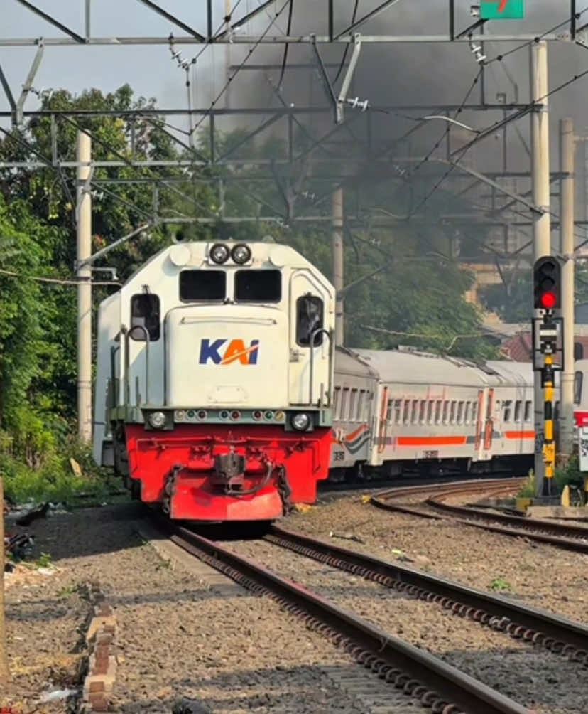 15 jam lintas wok 🗿🙂‍↕️|| #bismillahfyp #railfansdaop1 #keretaapiindonesia #cinematickeretaapi #kai121 