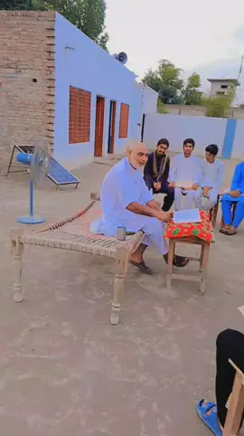 استاد محترم سید عارف حسین نقوی صاحب مدرسہ حیدریہ جعفریہ چاندہ ضلع بھکر کے طلباء کرام کو درس قرآن مجید پڑھاتے ہوئے ۔۔