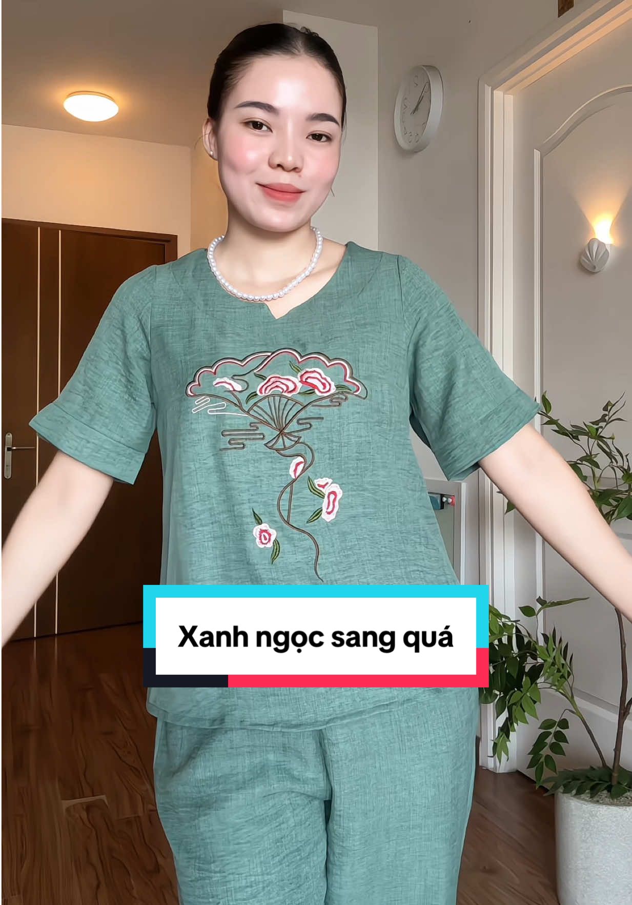 Mua liền bộ này cho mẹ thôi chị e mình ơi. Chất đũi mềm mát, cái màu xanh ngọc 10 đ luôn ạ#thơitrangtrungnien #emnhungne #dobotrungnien #dotrungnien 