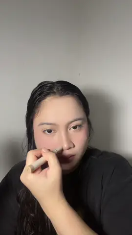 Grabe ‘tong Detail Cosmetics Clay Pen, perfect talaga for nose contour at kahit anong contouring look gusto mo! Ang dali niyang i-control kasi pen type siya, no need ng brush, isang swipe lang and blend agad. Super smudge-proof pa, hindi natatanggal kahit oily ka or buong araw kang naka-makeup. Ang ganda rin ng pigment niya, sakto lang, hindi patchy at natural-looking finish kaya effortless sculpted look all day. Perfect ‘to lalo na kung gusto mo ng precise nose line or quick contour on-the-go. #detailcosmetics #claypen #contour #fyp #fyppppppppppppppppppppppp 