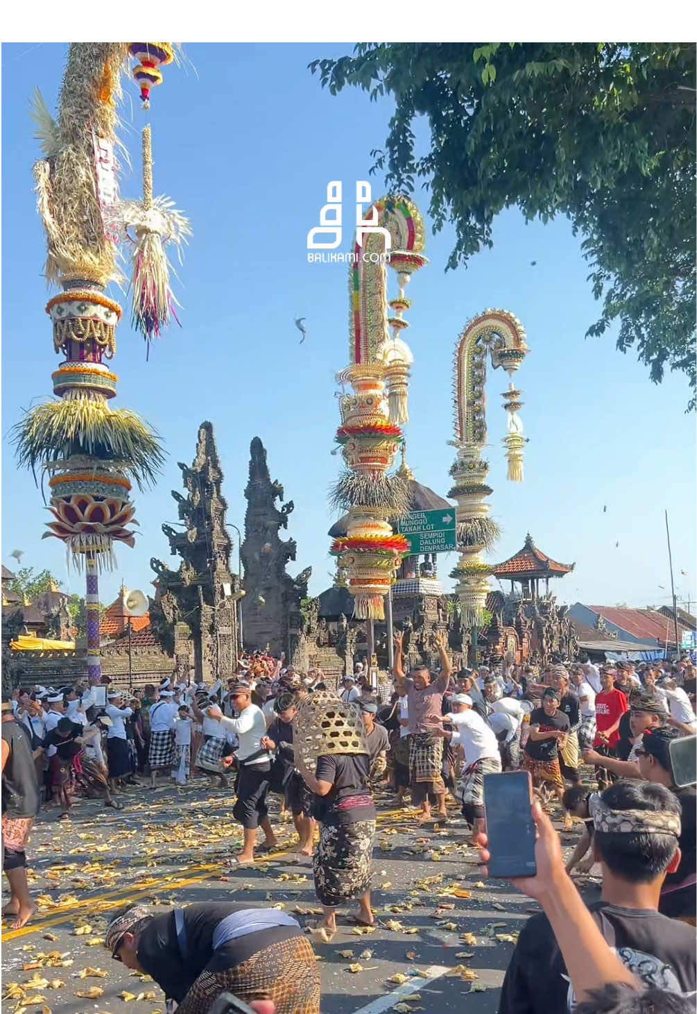 Siat Tipat Bantal adalah tradisi di Desa Kapal, Badung, berupa perang simbolis pakai tipat dan bantal. Ritual ini bermakna memohon kesuburan, kesejahteraan, dan keseimbangan antara laki-laki dan perempuan. Tradisi ini dilakukan pada bulan purnama yang ke-4 menurut kalender Bali #balikami #balikamiofficial #balikamigroup #balikamicom 