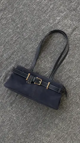 Siapa suka warna tas yang masuk ke outfit apapun? Komen dibawah! #shoulderbag #suedebag 