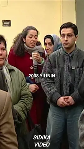 Sıdıka Saka ve İstanbul'un bir kenar mahallesinde yaşayan Sinoplu Saka ailesinin maceralarını anlatır. ‎Sıdıka okula gönderilmemiş olsa da kendisini eğitebilmiş, kitap okuyan, esprili bir ev kızıdır. ‎Aklı az olan bir abisi, baskıcı ve alkolik bir babası, Sıdıka'nın sorunlu olduğunu düşünen ve bir an önce onu evlendirmek niyetinde olan bir annesi vardır. ‎Sıdıka'nın günleri evde kapalı kalarak geçmektedir ve dış dünya ile tek bağlantısı pencereden dışarıyı izlemektir. ‎#Sıdıka #SıdıkaSaka #Nostalji #EskiTvDizileri #90lar 