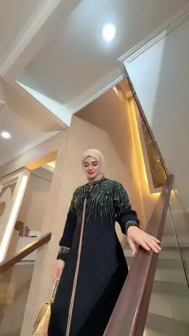 Shazza Dress warna Black_ mewahnya nyata banget✨ Ini yang elegan tapi tetap nyaman, dan sekarang stoknya tinggal sedikit bund ⚠️ Yang elegan nggak nunggu lama — gercep sebelum sold out bund!💫 #nazwaabaya #dress #abaya #abayafashion #fypシ゚viral🖤tiktok 