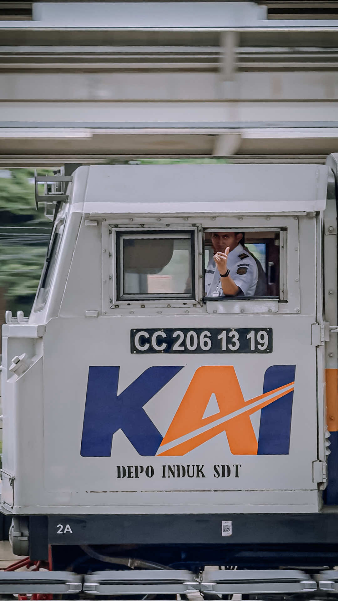 Pesona Assisten Masinis Ramah membawa kereta api Taksaka menuju kota Healing Yogyakarta. Melintas langsung stasiun jatinegara. Hayo kereta kesukaan siapa ini ya 🤭  #kai121 #railfansindonesia #keretaapiindonesia #stasiun #fyp 