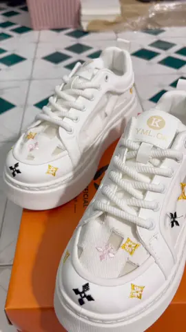 🏃 Giày thể thao nam mã FM-29 – Lựa chọn ổn trong tầm giá! Bạn đang tìm một đôi giày thể thao đơn giản, dễ phối đồ, êm chân và phù hợp với nhu cầu đi lại hằng ngày, tập nhẹ hoặc đi chơi? FM-29 là một trong những mã giày hiện đang được quan tâm nhờ thiết kế năng động, giá dễ tiếp cận và cảm giác mang thoải mái. 🔍 Đánh giá nhanh FM-29: Thiết kế: Phong cách trẻ trung, form gọn, dễ phối với nhiều kiểu trang phục từ thể thao đến street style. Chất liệu: Vải lưới kết hợp da tổng hợp – mang lại độ thoáng và giữ form ổn định. Đế giày: Cao su tổng hợp, có độ bám tốt, chống trơn trượt khi di chuyển. Trọng lượng: Tương đối nhẹ, đi lại thoải mái, không gây mỏi chân khi mang lâu. Cảm giác mang: Êm chân, ôm vừa phải. #sneaker #giaymikofa #giaynamphongcach #giaynam 