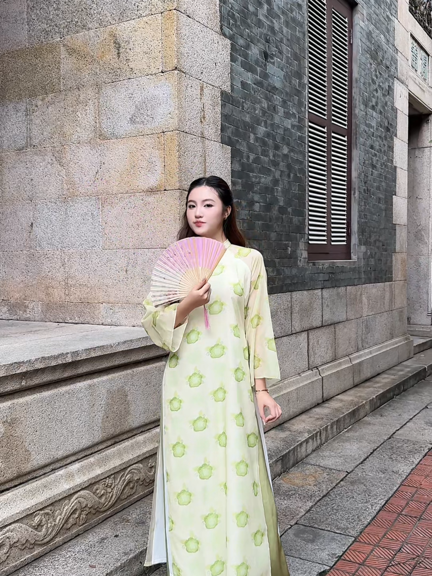 Một chút hoài niệm, một chút xuân – đủ để áo dài trở thành kỷ niệm. Một sự tinh tế cho các nàng thích sự nhẹ nhàng với sắc cốm đây ạ #aodaivietnam #aodaitet #aodaicachtan #aodaithietke