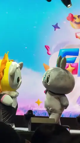 awwww😭🤭 #GMMTVFANIVAL  #lookkhunnoo #meta #winmetawin #geminifourth 