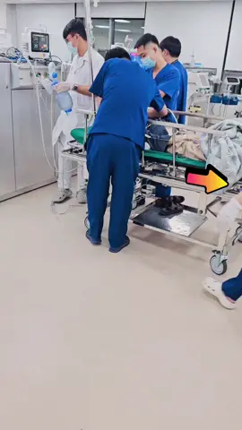 Tại sao trước khi phẫu thuật cần nhịn ăn? Tâm lý của người nhà và bệnh nhân trước khi đi phẫu thuật thường sợ bệnh nhân đi mổ sẽ bị đói và không đủ sức.  Nhưng thật ra thì... Nếu trước khi đi phẫu thuật mà ăn uống, thức ăn trong dạ dày khi gây mê sẽ dễ bị trào ngược và sặc vào phổi dẫn đến bệnh nhân bị suy hô hấp, viêm phổi,... Rất nguy hiểm đến tính mạng. #trending #viral #tiktok #capcuu #benhvien 