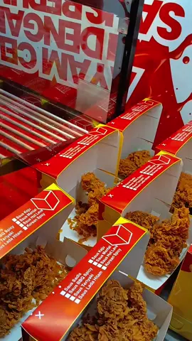 30 box siap meluncur 🤩,Siap menerima pesanan juga yah.. mau berapa pun pesanan nya kami layani 😊🙏#CapCut #foryoupage #dcelupchickencrispy #fypシ #kulinertiktok 