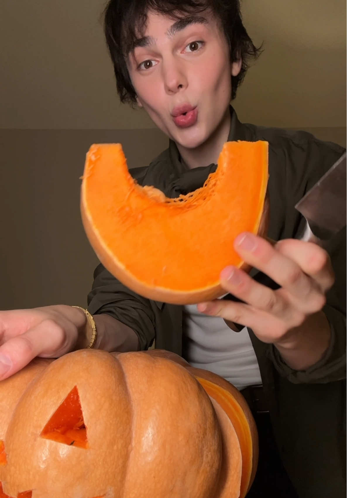 Hear me out.. it’s so tasty 🎃🥕🍎 Carrot = natural retinol  Pumpkin = collagen support  Apple = brightening & glow  #halloween #pumpkin #juice #retinol #glowingskin 