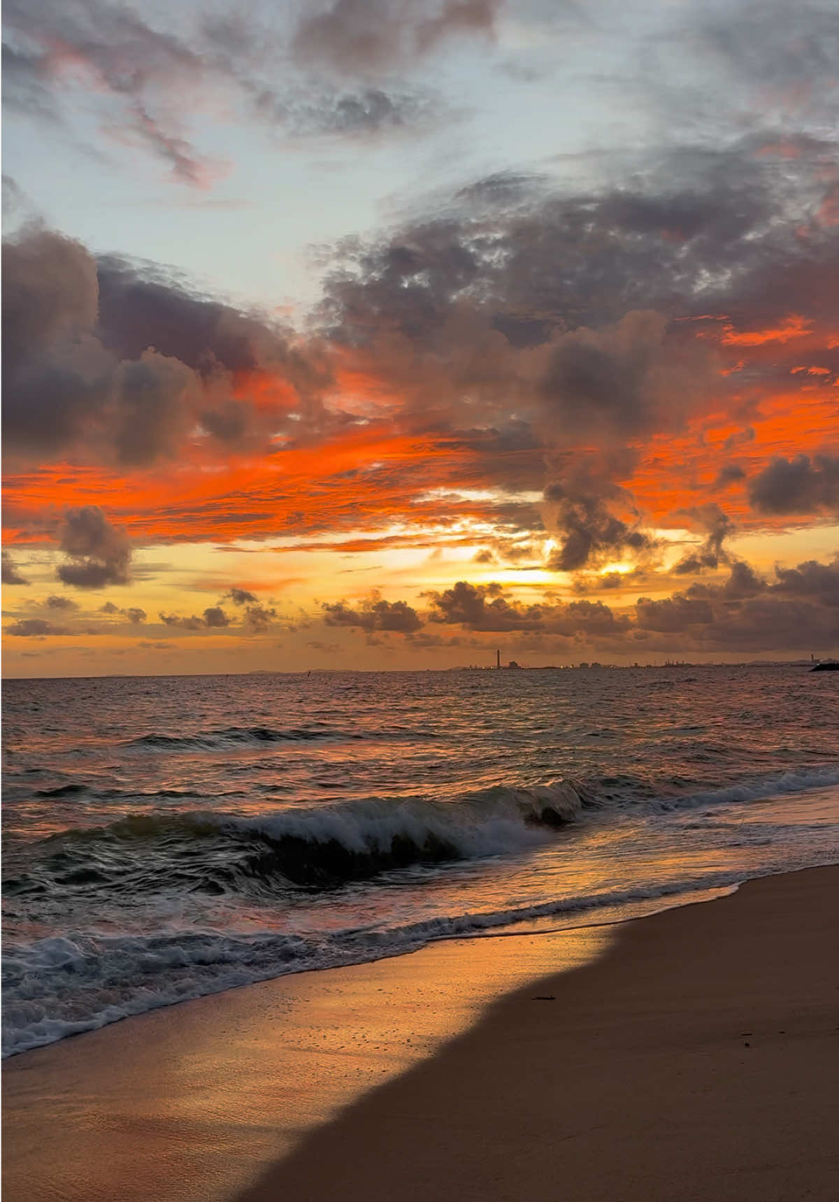 ทะเลหน้าหนาว + พระอาทิตย์ตก = คือที่สุดจริงๆ 🌈🏝️🌊🌈 #ทะเลระยอง #หาดแหลมเจริญระยอง #พระอาทิตย์ตก #ทะเล 