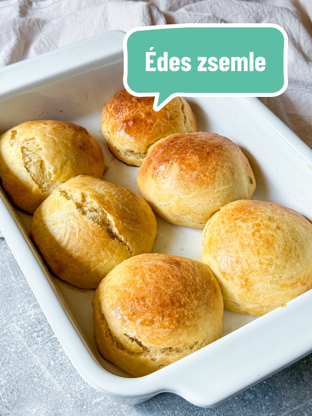 Édes zsemle: Hozzávalók: 120 ml tej 7 g száraz élesztő 65 g cukor 360 g liszt 1 tk. só 2 db tojás 110 g vaj olaj a tepsihez Elkészítés: A zsemlét a tészta elkészítésével kezdjük. Melegítsük fel a tejet, öntsük bele az élesztőt, keverjük el egy evőkanál cukorral és hagyjuk felfutni. A lisztet szitáljuk egy keverőtálba, majd forgassuk össze a sóval és a cukorral. Adjuk a száraz hozzávalóhoz a tojást és az olvasztott vajat, végül öntsük bele a felfutott élesztőt és dolgozzuk egybe kézzel vagy géppel. Fedjük le konyharuhával a tálat és hagyjuk kelni egy órát. Amikor megkel a tészta osszuk hat egyenlő részre, formáljunk belőle golyókat, ezután helyezzük egy olajjal kikent tepsibe és ismét fedjük le kelni fél órára. Ezidő alatt melegítsük elő a sütőt 180 fokra. A fél óra letelte után kenjük le a bucik tetejét felvert tojással, utolsó lépésként süssük puhára 20-25 perc alatt. Várjuk meg míg teljesen kihűl, utána tálaljuk lekvárral. Előkészítési idő: 20 perc Elkészítési idő: 25 perc Pihentetés: 1 óra 30 perc Adag: 6 db #fyp #sobors #őszirecept #édeszsemle #zsemlerecept #nekedbelegyen #mutimiteszel #magyartiktok #sóbors