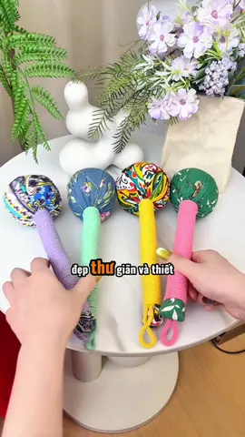 Chuẩn bị một cây đấm lưng ngải cứu thảo dược cho cả nhà. Gõ nhẹ vài lần sẽ thấy thư giãn vô cùng!! #thietthuc #caydamlungngaicuu #caydamlungthaoduoc #tienich #jizonguyen 