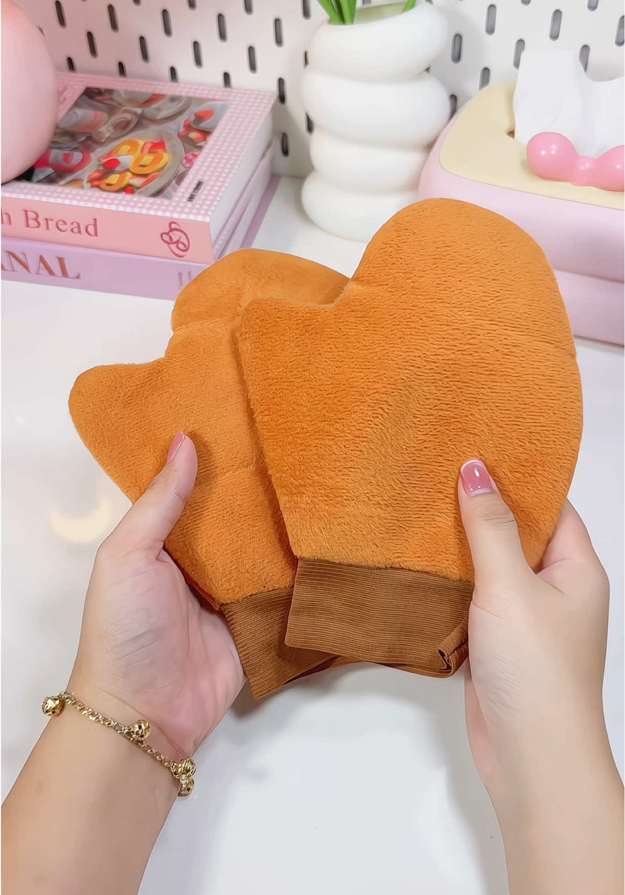 Găng tay thoa kem siêu tiện, không dính tay, thấm nhanh cực luôn 😍 Mấy bà nào sợ dính kem lên móng là phải có ngay cái này nha 💅 #gangtayboikem #gangtaythoakem #gangtaylamdep #reviewdochoinu  #beautytips 