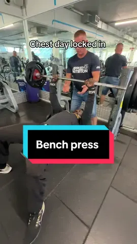 Bench press, for a good chest pump #GymTok #viral #chest #fyp #foryoupage❤️❤️ 