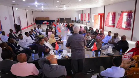 Hoggaanka sare iyo Haldoorka Xisbiga KAAH - Somaliland ayaa maanta Xarunta Dhexe ee Xisbiga ku yeeshay kulan wada-jir ah oo lagu sagootinayay  Guddoomiyaha Xisbiga KAAH, Hoggaamiyaha iyo Guddoomiye ku xigeenka Xisbiga oo safar shaqo ugu baxaya dalka dibadiisa.  Kulankan ayaa lagaga arrinsaday arrimo badan oo hor-tebin u leh hawlaha Xisbiga, waxa lagu soo gunnaanaday dardaaranka dardargelinta shaqada Xisbiga iyo ducada Nabadgelyada Hoggaanka Xisbiga.
