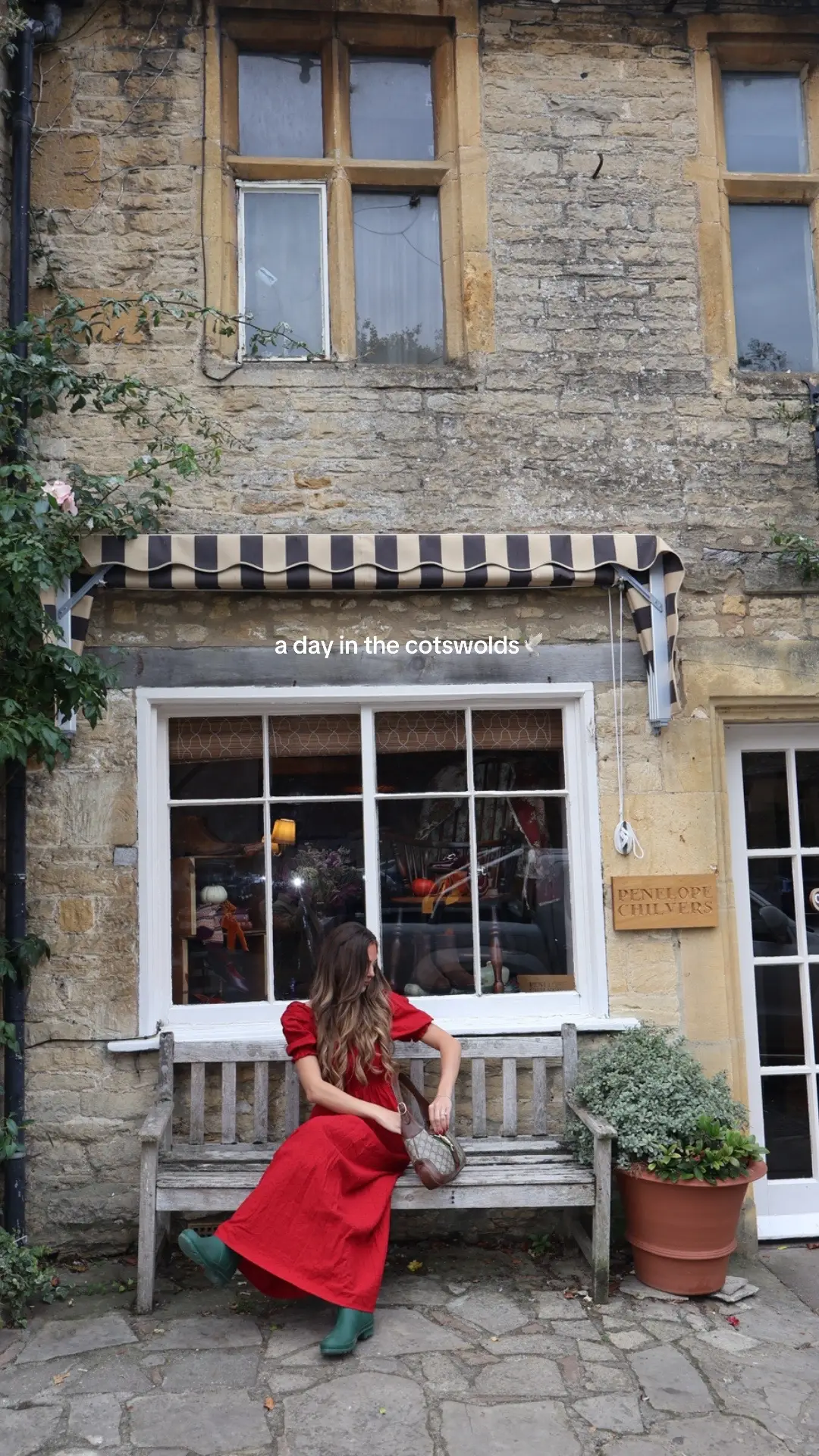 truly can't describe how scenic & beautiful the english countryside is. the holiday has always been my favorite movie & to see what it looks like in person was a dream #travel#traveltok#cotswolds#recommendations#fyp 