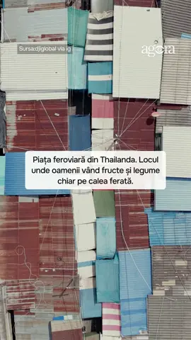 🚂Piața feroviară emblematică din Thailanda este Piața Maeklong Railway, unde comercianții își așază tarabele direct pe șinele de tren și își retrag rapid produsele de fiecare dată când trenul trece. 🗣„Vânzătorii ştiu când vine trenul. Cei de la gară anunţă printr-un megafon. Vânzătorii îşi adună produsele. Mă tem doar pentru turişti. Trebuie să fiu atent şi să mă asigur că nu este nimeni pe şine”, a precizat un conductor de tren, potrivit digi24.
