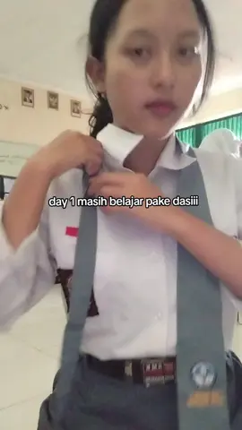 kepanjangan pls #tutorial #pasang #dasi #sekolah #fyp 