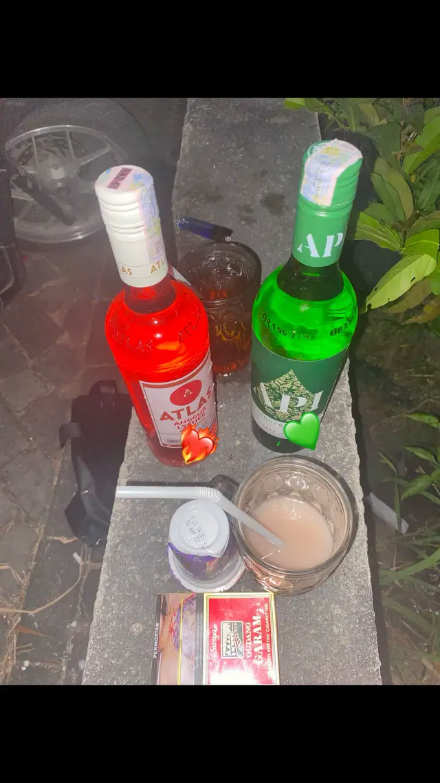 Bahan martabak: 250gr tepung terigu 350ml air 1sdm tepung tapioka 2sdm gula pasir ½sdt baking powder ½sdt garam 1sdt vanilla 1 butir telur 1sdt baking soda Mentega secukupnya Gula pasir, sebagai taburan Bahan untuk topping: 100gr meses coklat 100ml Frisian Flag Susu Kental Manis Full Cream GOLD  Cara bikin martabak manis teflon: Campur tepung terigu, tapioka, baking powder, garam, gula, dan air aduk rata Diamkan adonan selama 1 jam Tambahkan telur dan baking soda aduk rata Oles sedikit mentega pada wajan, jika sudah panas tuang adonan martabak, saat setengah matang tuang gula ke atasnya Oles mentega secukupnya Tambahkan topping coklat meses Tambahkan Frisian Flag Susu Kental Manis Full Cream GOLD yang NIKMAT! #fyp 