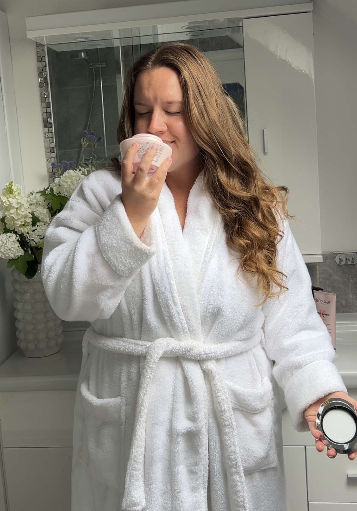 A recent Halloween brief I worked on for one of my bucket list brands 🎃👻💀 If you are a brand looking for content this Q4, I have experience working with brands such as Loving Tan, Estrid & The Body Shop, and I would love to work with you!  Drop an email to: 💌 charlotterosesocial@gmail.com #ugc #ukugc #ugcbeauty #ukugccreators #ugcuk 