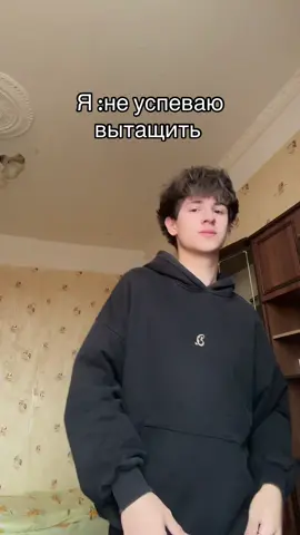#рек #база #fyp #норма #жиза Борода — волосяной покров на нижней части лица и передней части шеи. Это один из мужских признаков полового диморфизма у человека, который обусловлен выработкой организмом тестостерона. Борода начинает развиваться в период полового созревания.  ru.ruwiki.ru Некоторые виды бороды: Классическая короткая борода. Аккуратная борода длиной в 2–4 см, выстроенная по линии челюсти, без излишнего объёма. Подходит мужчинам с правильными или слегка угловатыми чертами лица. Фейд-борода. Плавный переход от практически чистой кожи на скулах и шее к более выраженной длине на подбородке и челюстях. Выглядит стильно, но довольно сложна в поддержании. Борода «утиный хвост». Клинообразная, которая соединяется с усами, бывает достаточно длинной и конусообразной. Придает образу классическую мужественность. Эспаньолка. Волосы сосредоточены в основном на подбородке, иногда в сочетании с тонкой полоской волос вдоль линии челюсти или усами. Визуально вытягивает лицо и делает черты более дерзкими. Естественная длинная борода. Длинная, густая борода с лёгкой текстурой и минимальной коррекцией.   guru.wildberries.ru При выборе формы бороды важно учитывать индивидуальные особенности внешности. 