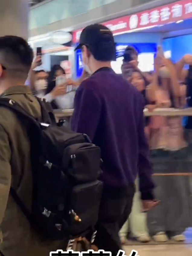 banyak banget yang nungguin sehun😭 apalagi ini airport pertamanya udah gitu ke Beijing lagi 😭 #sehun #ohsehun #exo #fyp #xyzbca 