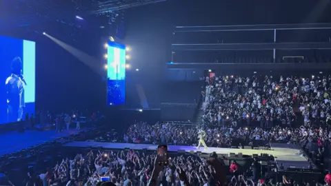 Imran Khan does a Surprise entry at Shubh's concert in Dubai #shubh #imrankhan #dubai #concert #viralvideo