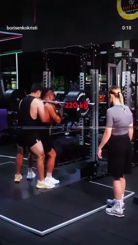 “Just a girl? She lifts 220 kilos! That’s incredible!”👍😱#gym #anatoly #prank #viral #foryoupage #anatoly5555 