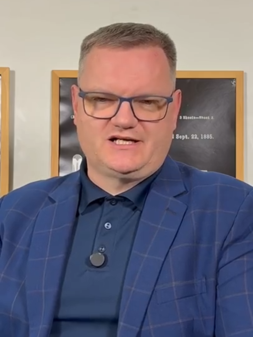 Jak się kończy monopol jednej partii? Czysto teoretycznie, ustrój Polskiej Rzeczypospolitej Ludowej, zakładał jako taki balans sił w ramach trójpodziału władzy. Był Sejm, była Rada Państwa, były w końcu sądy. Faktycznie jednak, oficjalne zasady były tylko fasadą, za którą liczyły się układy wewnątrz partii, władza nad służbami oraz polecenia Wielkiego Brata. Czy będzie nam za niedługo dane przeżyć powtórkę z historii?   Zapraszamy do obejrzenia całego materiału na kanale: Radek Pogoda | Pogodne Szorty Cały film: Trójpodział władzy i polska patologia | Pogodne Szorty #260 https://youtu.be/YwfxYAlcOZ8 #radekpogoda #pogodneszorty