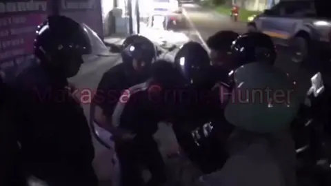 Resmob polda sulsel yang menggelar patroli di wilayah barombong,meringkus  10 orang remaja yang diduga sebagai anggota geng motor di kota makassar, sulawesi selatan. dari hasil interogasi,puluhan remaja tersebut dalam kondisi mabuk usai berpesta miras dan diantaranya kedapatan membawa senjata tajam jenis busur panah.