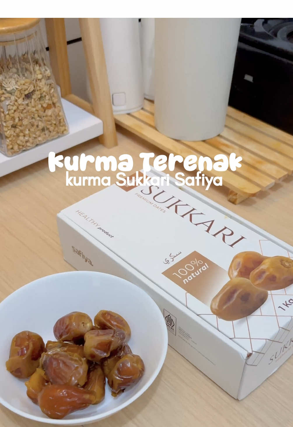 Kurma terenak, lembut, legit, manisnya pas, murah dan premium ya cuma kurma sukkari 😍 yang mau coba jg, cek keranjang kuning #kurma #kurmasukari #kurmapremium #kurmamurah #kurmasukkari 