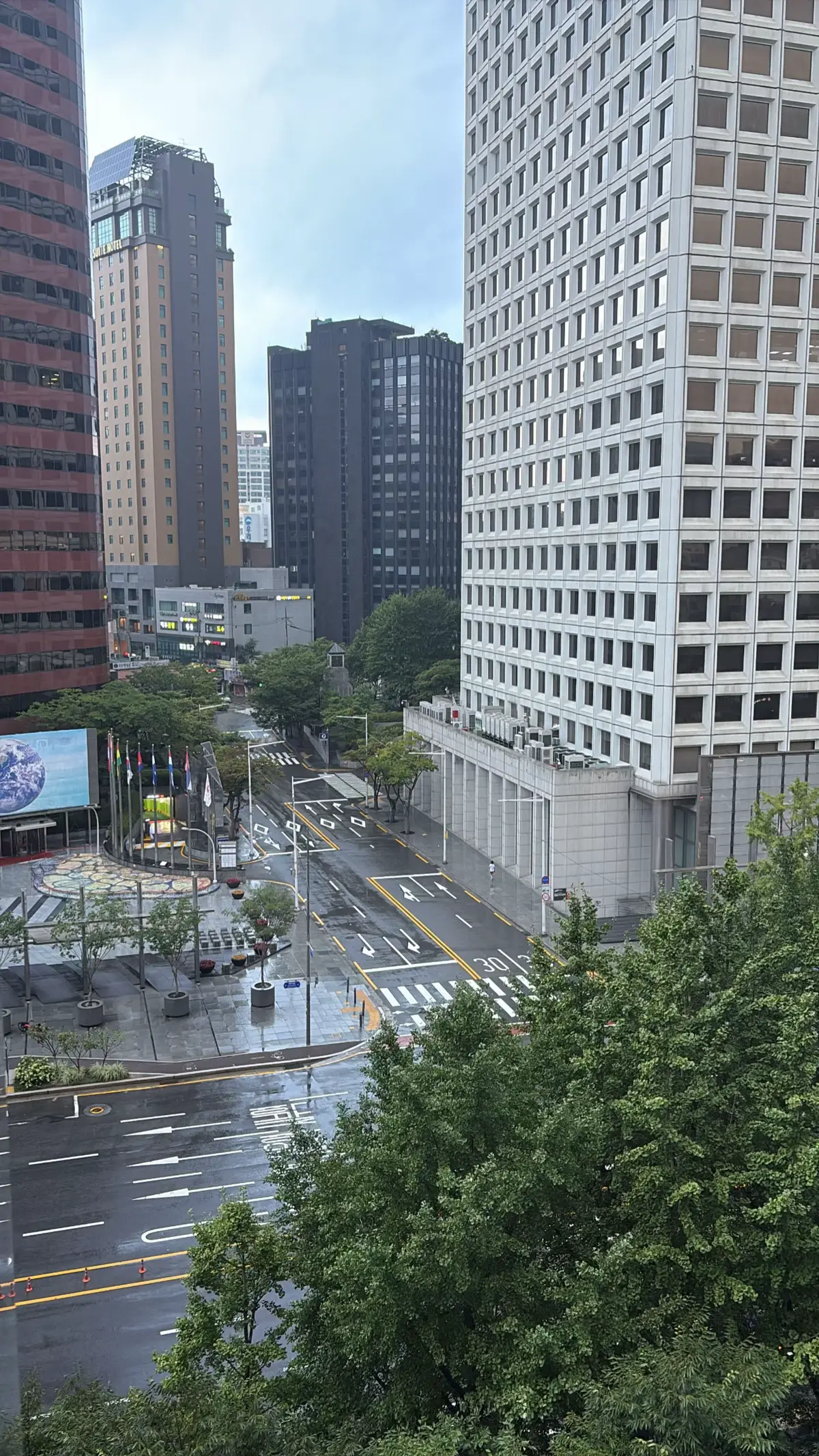 امطار سيول وشمسها 🤣🌤️🇰🇷.  #كوريا #fyp #foryou #seoul #عشوايات 