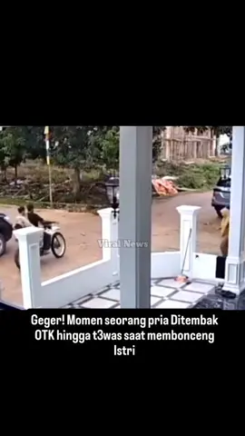 Warga OKI Geger, Pria Tew*s Dit*mbak OTK Saat Bonceng Istri Warga Desa Sungai Jeruju, Kecamatan Cengal, Kabupaten Ogan Komering Ilir (OKI) digemparkan oleh peristiwa penembakan yang menewaskan seorang pria, Senin (6/10/2025) sekitar pukul 07.00 WIB.  Kapolsek Cengal Iptu Agus Masyudhi membenarkan kejadian tersebut. Korban diketahui berinisial K (40), warga Dusun Baru, Desa Sungai Jeruju, Kecamatan Cengal. Menurut keterangan istri korban, yang turut menjadi saksi mata, insiden bermula saat mereka berboncengan sepeda motor dalam perjalanan pulang ke rumah usai berkunjung dari kediaman keluarganya.  Saat melintas di jalan poros Desa Sungai Jeruju, tiba-tiba pelaku berinisial R (25) muncul dari balik sebuah mobil dan langsung menembakkan senjata api rakitan (senpira) ke arah korban. Tembakan tersebut mengenai dada korban hingga korban tewas di tempat kejadian. Usai melancarkan aksinya, pelaku langsung melarikan diri meninggalkan lokasi.