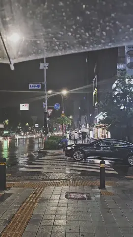 남들이 사랑하는 사람과 한께 있는 시간에 내가 혼자서 지내 비도 바람도 너를 그리워하게 하네..