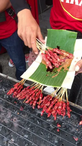 Alhamdulillaah hari ini mang arul bisa jualan sate merah akang. Kaget banget karena gak perlu waktu lama sate ludes habis terjual. Terimakasih banyak untuk yang sudah beli sate merah akang nya. Mohon do’a nya dari teman” semua agar penjualan sate merah akang ini hari ke hari makin laris dan tambah berkah. Aamiin 🤲🏻🥰