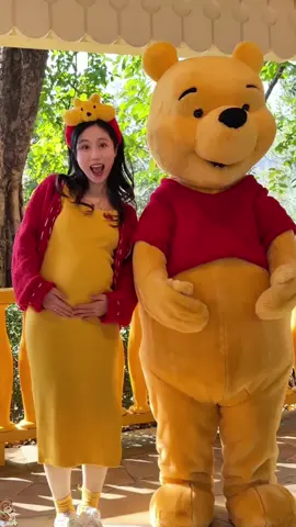 The fun Pooh Bear of Disneyland.#fyp #foryou #funny #disneyland #poohbear