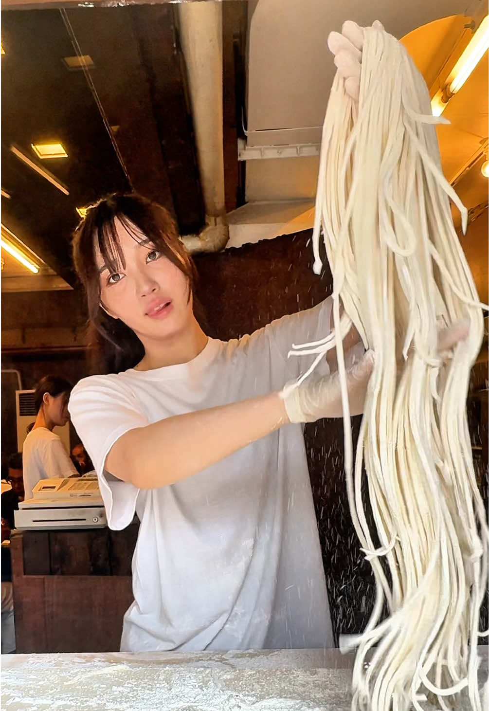 岐阜で噂の“美人うどん職人”、あのんちゃんに会える店🥰 本日ご紹介するのは岐阜・柳ヶ瀬にある 『手打ちうどん ごだいさん』 バズりまくりの高身長美女あのんちゃんが、粉から仕込む手打ちうどん！ しなやかな手つきでこねられた生地は、彼女のスタイルみたいにスラリ✨ ふんわり＆もっちりの麺は、食べた瞬間に心までほぐれる優しい味わい💯 かけ、肉うどん、天ぷらトッピング… さらにはおでんまで楽しめちゃう🍢 深夜2時まで営業してる岐阜の新スポットです✨ ごちそうさまでした🙏 〰︎〰︎〰︎〰︎〰︎〰︎〰︎〰︎〰︎〰︎ 📍岐阜県岐阜市神田町3-12-2  ⏰ 11:00 - 02:00 💤なし 🚃名鉄岐阜駅 🚗なし 　 〰︎〰︎〰︎〰︎〰︎〰︎〰︎〰︎〰︎〰︎ #岐阜グルメ  #うどん #美女  #udon  #japanesefood 