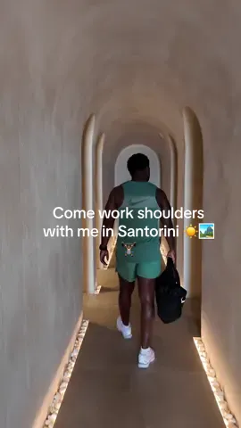 On holiday still maintaining the routine and taking in the views ☀️🏞️  @North.Santorini @Nike  #shoulderworkout #gym #Fitness #holiday #santorini 