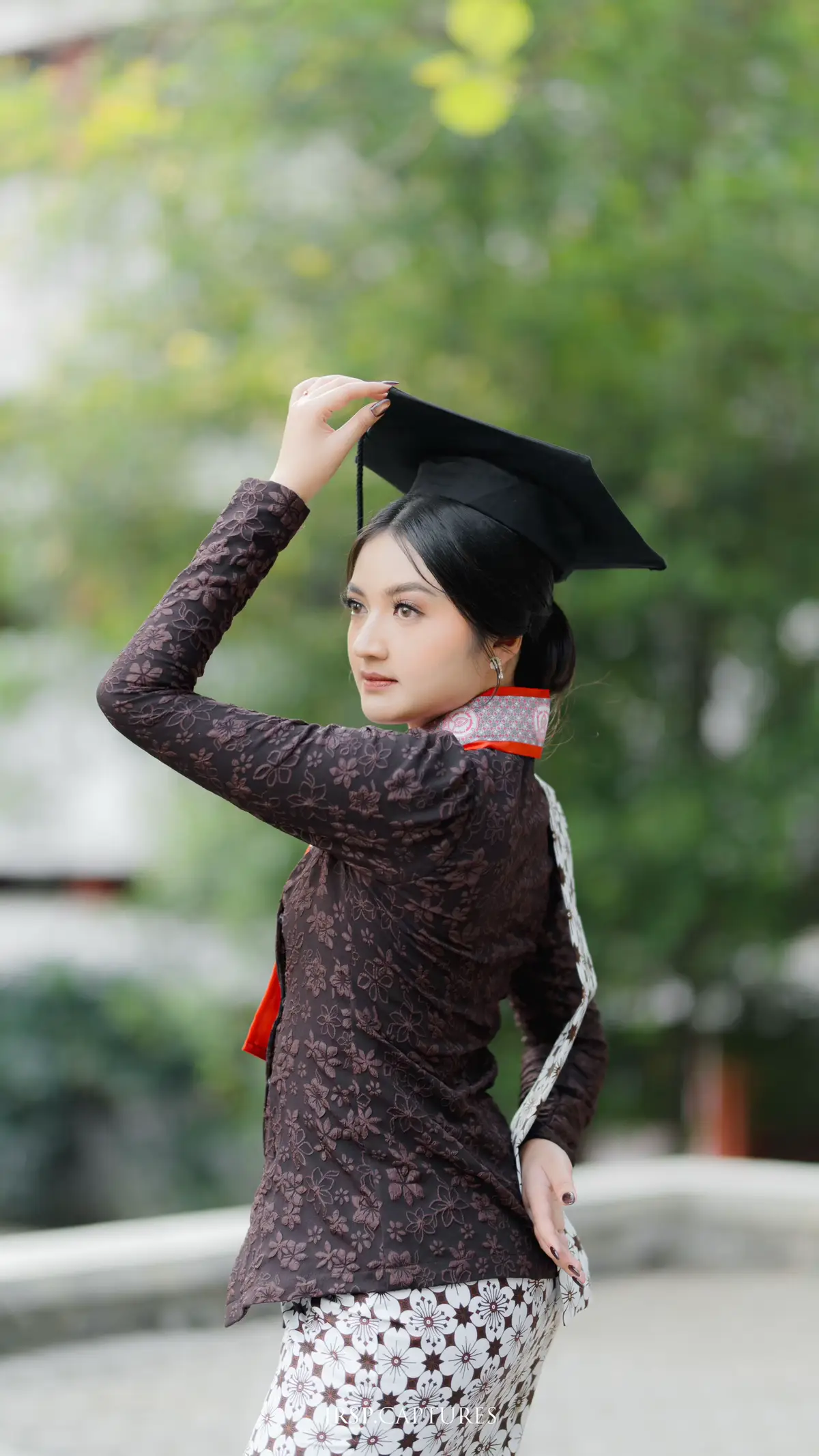 Grace in every glance. #fotowisuda #wisuda #uns 