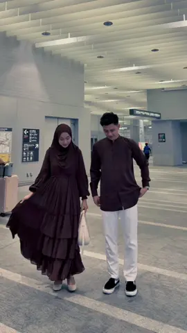 #CapCut Terimakasih telah menyisihkan separuh Kehidupanmu,Untuk Menghidupi kehidupanku,SuamiKu🖤 oya baju couple nya bisa pesen di sini👉@Fb. Nur Farida Syar'i 🫶🏻 #outfitideas #couples #ootdfashion #couple 