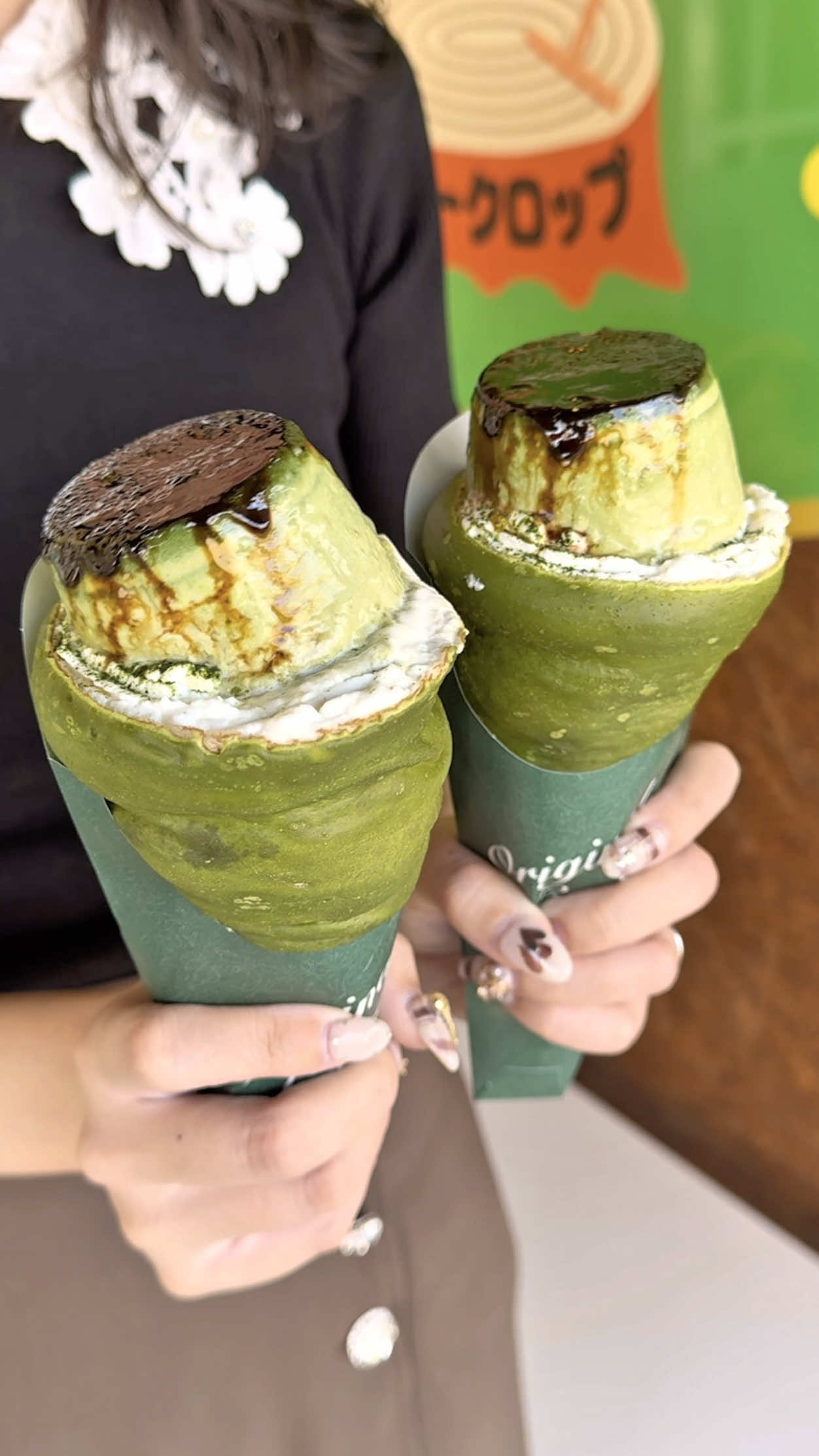 抹茶クレームブリュレのプリンクレープ🍮 伊勢抹茶を練り込んだクレープ生地に 乳脂肪分41%以上のこだわり生クリーム そして自家製の伊勢抹茶プリンを合わせた 抹茶好き必見の期間限定クレープ🍵 抹茶の上品な香りが広がるふんわりもちもちの生地に キャラメリゼの香ばしさと 濃厚でなめらかな抹茶ブリュレプリンの口溶けが相性抜群✨ こちらのクレープは10月の中旬頃までの期間限定なのでお早めに！ 超オススメ😍 📍三重・伊勢『ツリークロップ』 ダブル抹茶クレームブリュレ 1100円 #三重グルメ #クレープ #crepes #japanesefood #tiktokfood 