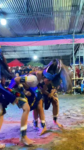 detik detik wanita ini kesurupan di jathilan satrio mudho kanurogo #jathilan #ndadi #jathilanputri 